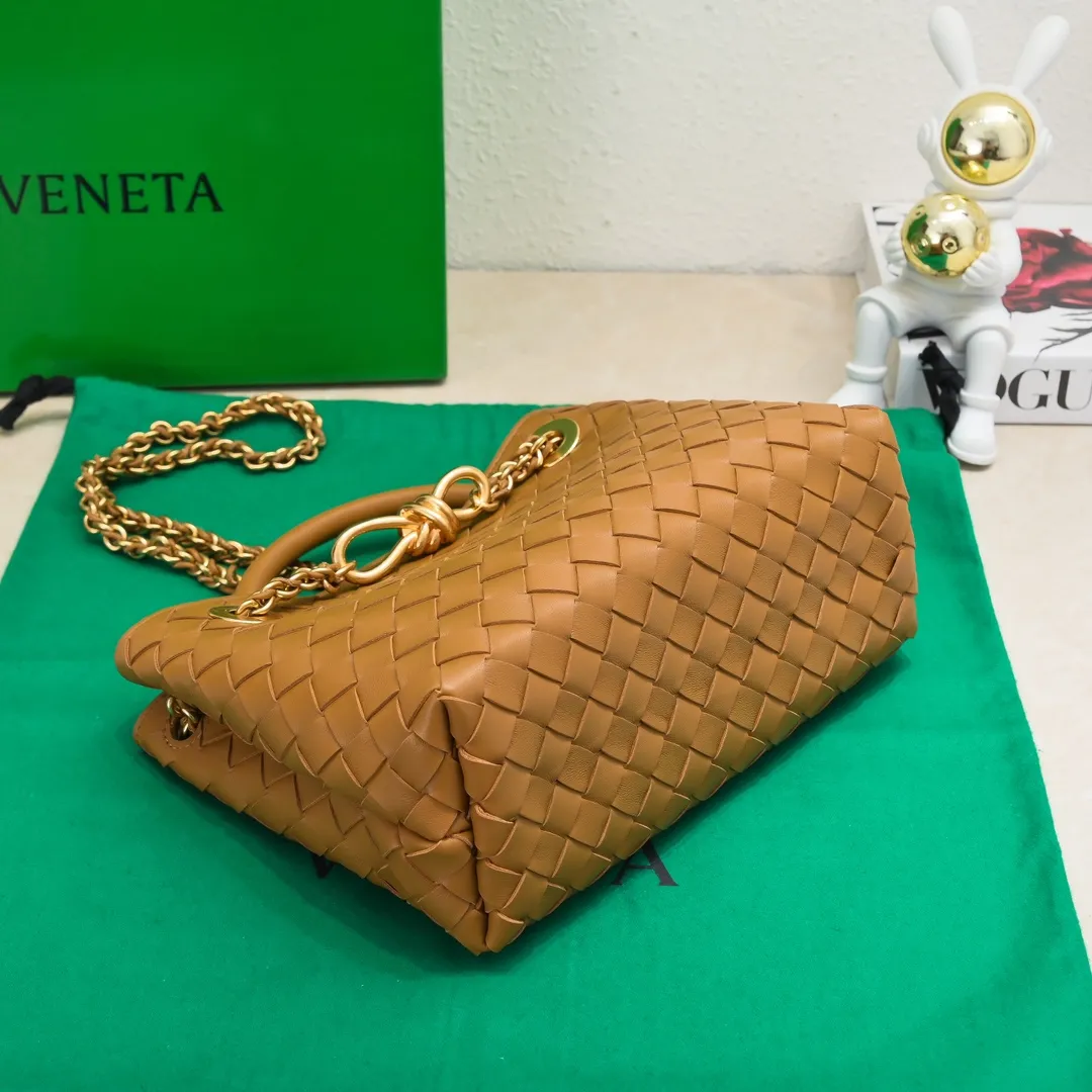 Batch 1960 BOTTEGA VENETA 2024 spring and summer new small ANDIAMO chain bag is also available! 🔥🔥I believe many friends have been waiting for a long time. The metallic chain adds a touch of sophistication to the original softness and elegance of Andiamo. The collision of classic craftsmanship and elegance creates a different kind of beauty. Style number: 6008 Size: 25*22*10.5cm
